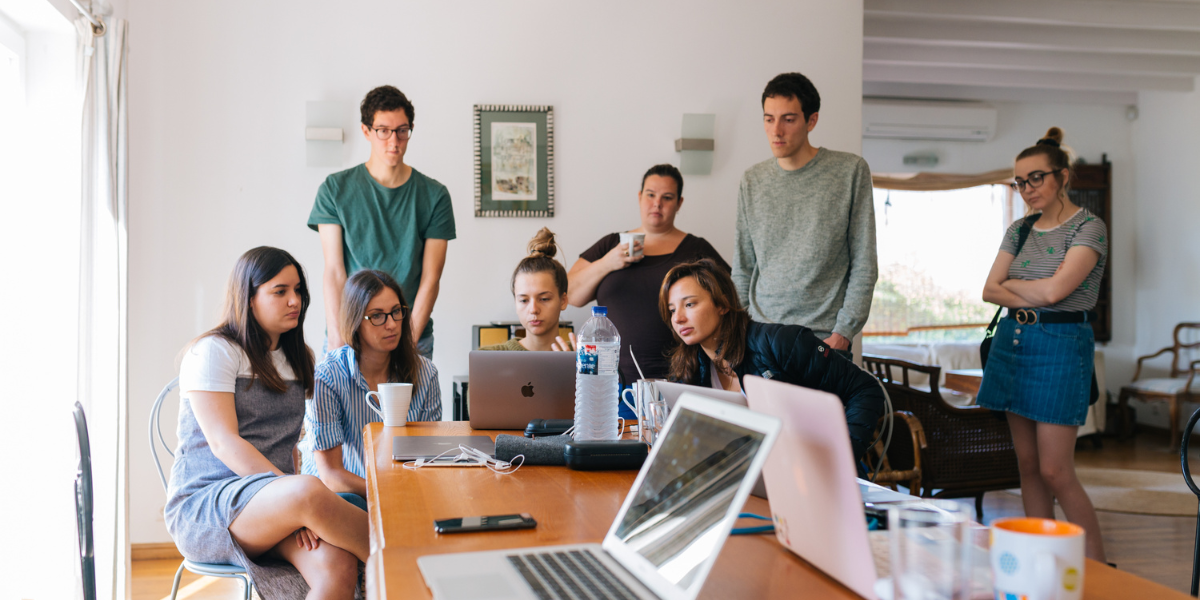 Estágio e trainee: portas de entrada para a empregabilidade juvenil